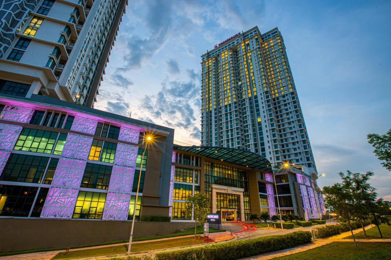 Mercure Living Putrajaya Dış mekan fotoğraf The light and sound show at the main entrance of the complex