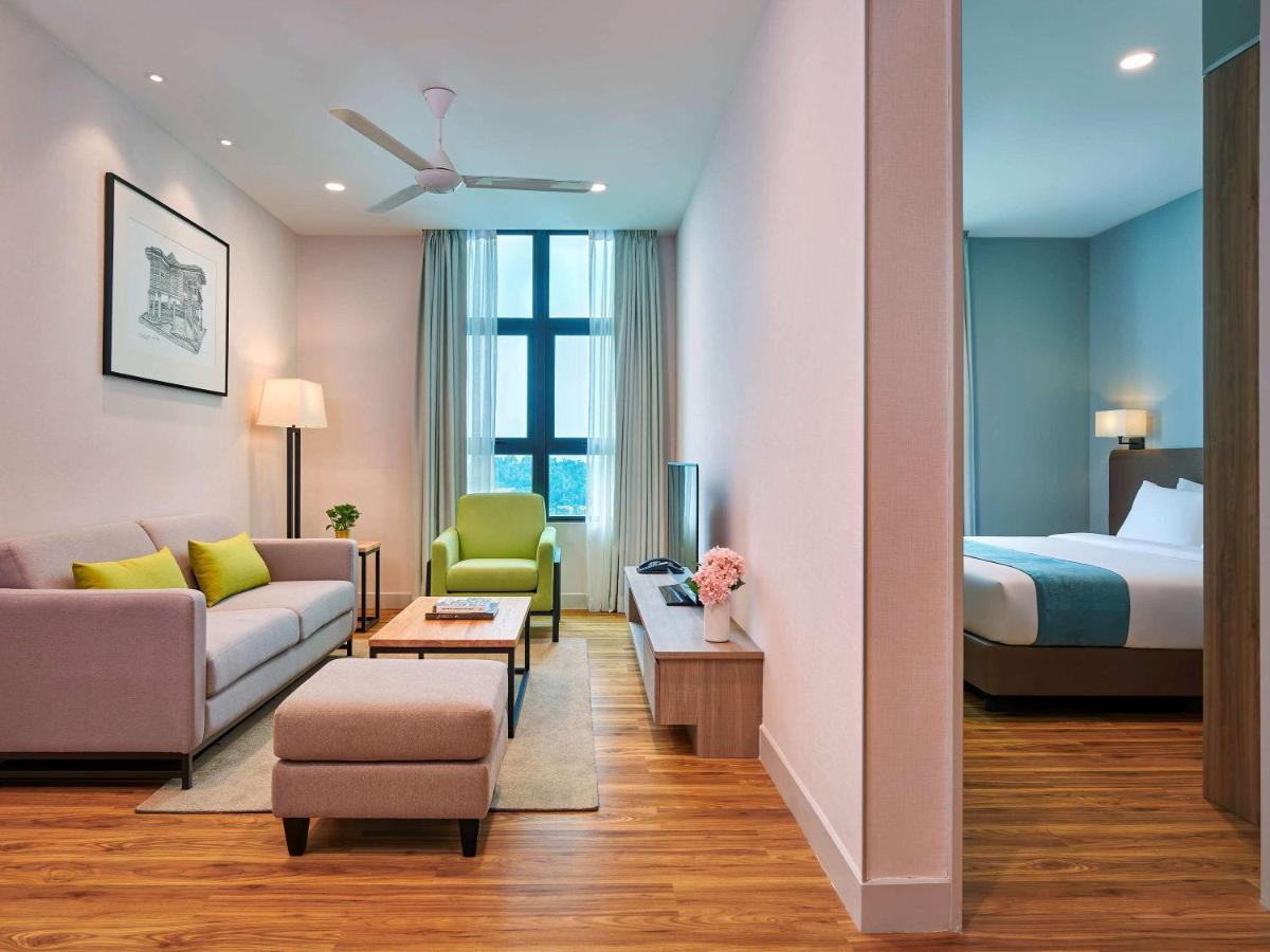 Mercure Living Putrajaya Dış mekan fotoğraf A typical one-bedroom suite at the hotel