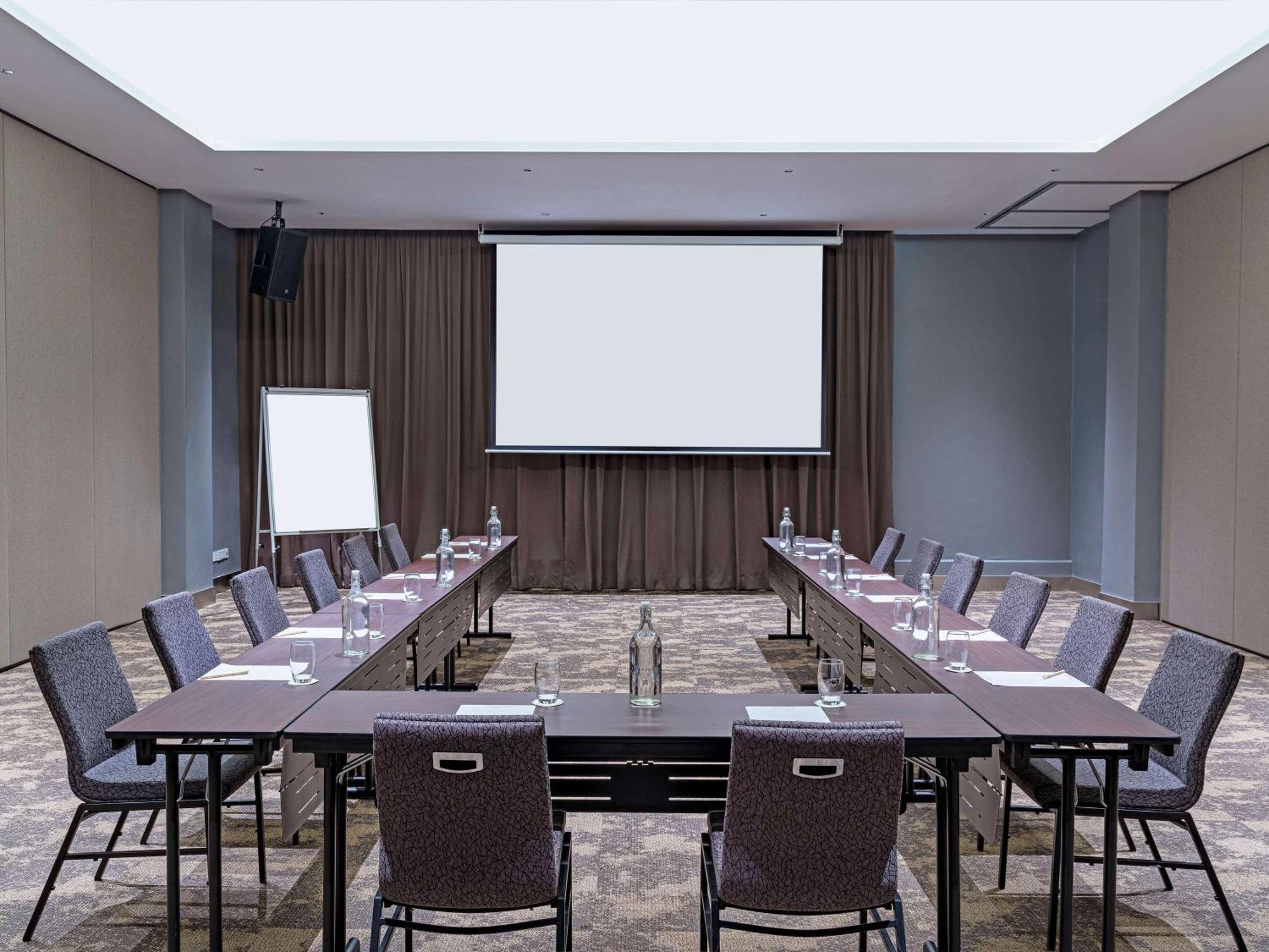Mercure Living Putrajaya Dış mekan fotoğraf A meeting room